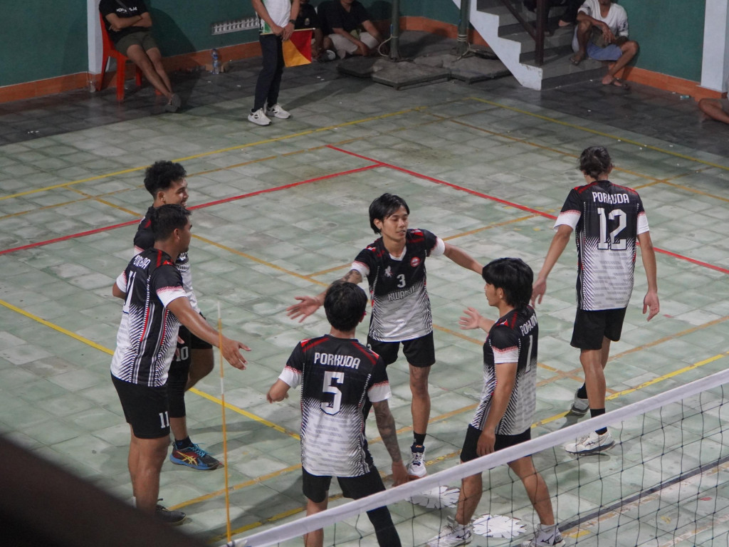 Salam “Tos” Kebiasaan Kecil yang Memberi Energi Besar di Lapangan Voli 